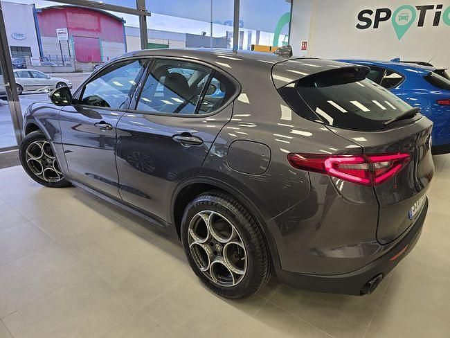 Usado Alfa Romeo Stelvio Sprint 190 CV (139 kW) 2020 Gris / plata SUV