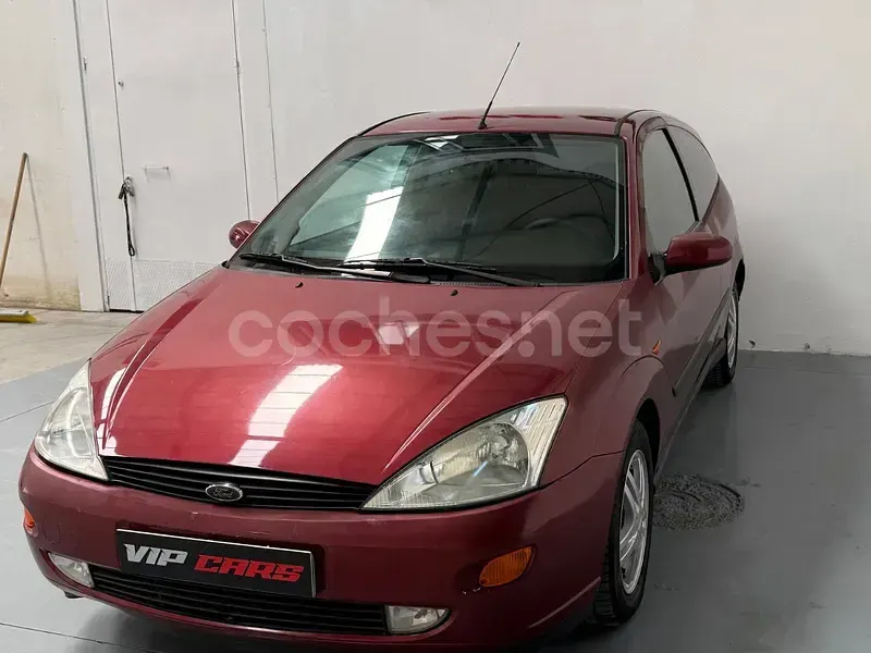Usado Ford Focus Trend 90 CV (66 kW) 2001 Granate Berlina