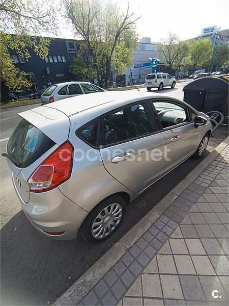 Usado Ford Fiesta Trend 82 CV (60 kW) 2013 Gris / plata Utilitario