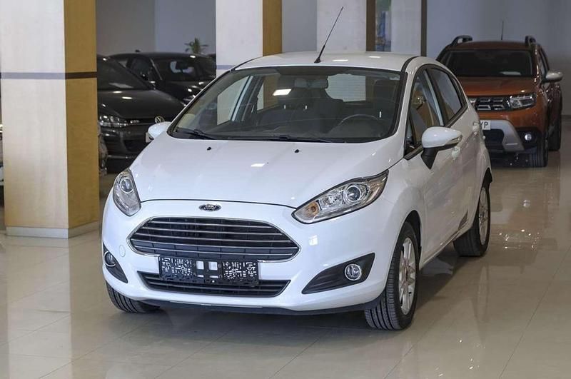 Blanco Usado 2016 Ford Fiesta Trend Utilitario | 8990 € (Precio justo) - Imagen 1/4