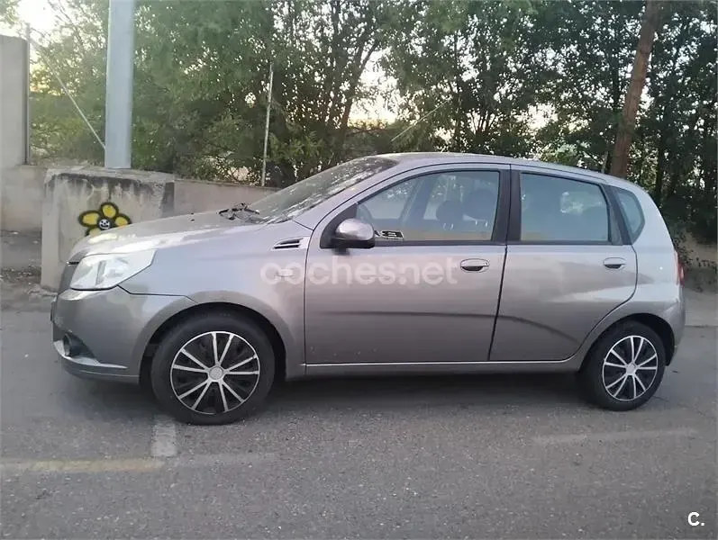 Usado Chevrolet Aveo LS 101 CV (74 kW) 2010 Gris / plata Berlina