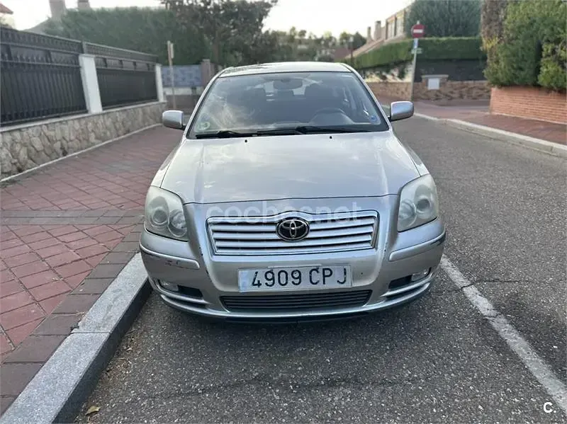 Usado Toyota Avensis Sol 129 CV (94 kW) 2005 Beige Berlina