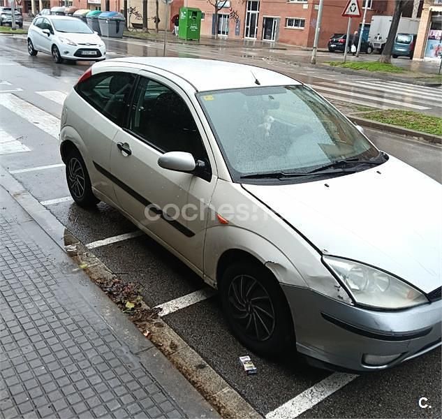 Usado Ford Focus Trend 90 CV (66 kW) 2004 Blanco Berlina