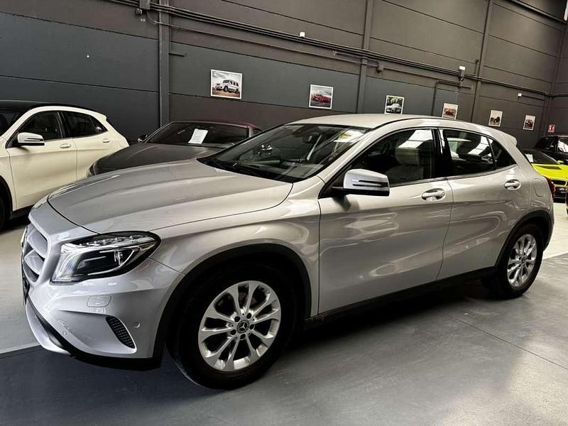 Usado Mercedes GLA180 Style 122 CV (89 kW) 2016 Gris SUV
