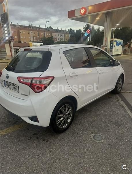 Usado Toyota Yaris Hybrid Active 100 CV (73 kW) 2017 Blanco Berlina