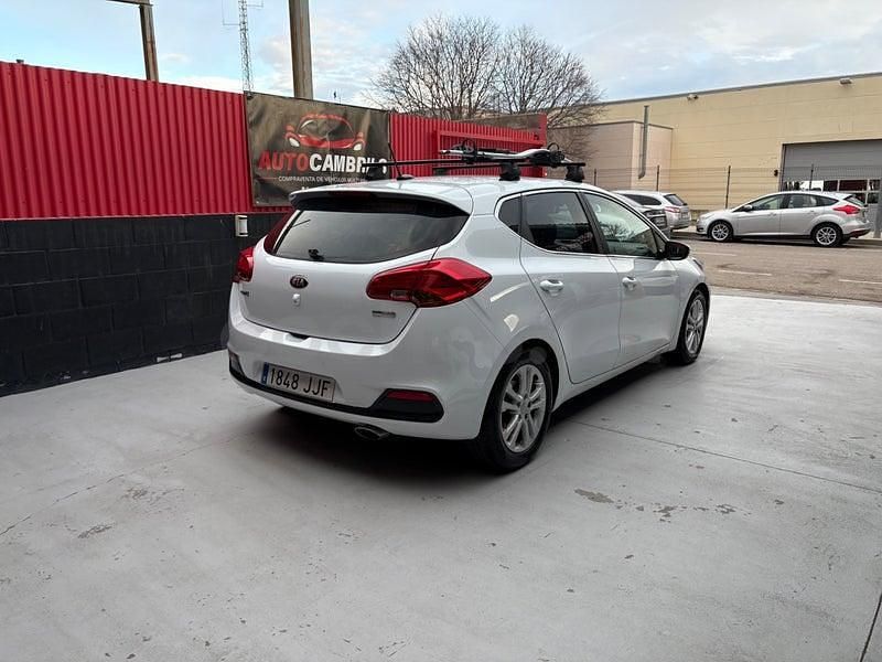 Usado Kia Ceed GT 90 HP (66 kW) 2015 Branco Sedan