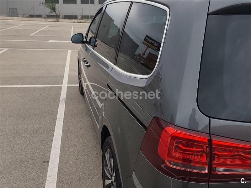 Usado VW Sharan Advance 150 CV (110 kW) 2021 Gris / plata Monovolumen