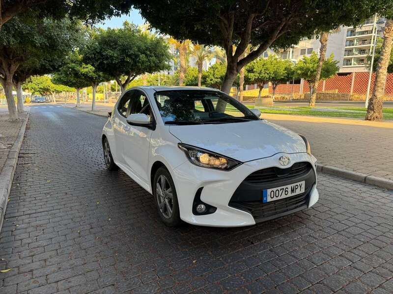 Blanco Usado 2024 Toyota Yaris Hybrid Active Utilitario | 19.990 € (Buen precio) - Imagen 1/4