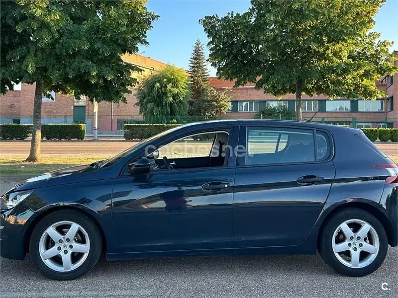 Usado Peugeot 308 Active 100 CV (73 kW) 2017 Negro Berlina