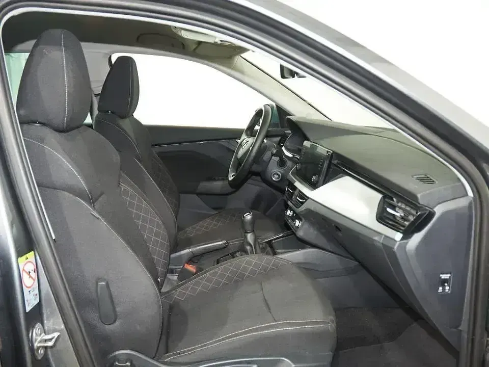Usado Skoda Kamiq Ambition 110 CV (80 kW) 2023 Gris SUV