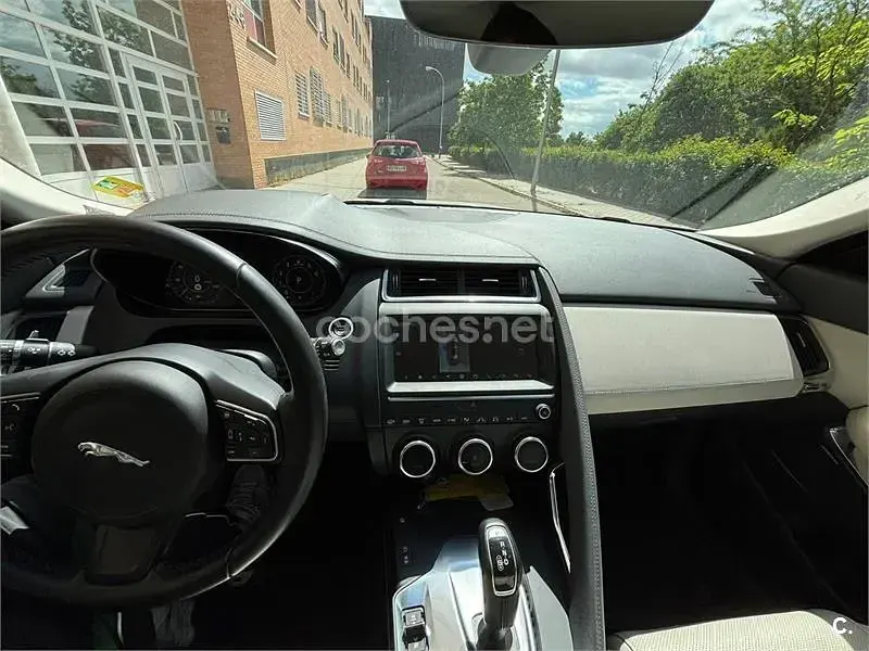 Usado Jaguar E-Pace R-Dynamic 249 CV (183 kW) 2018 Gris / plata SUV