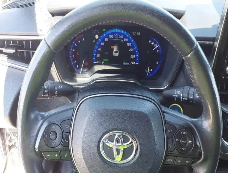 Usado Toyota Corolla Active 122 CV (89 kW) 2022 Gris / plata Familiar