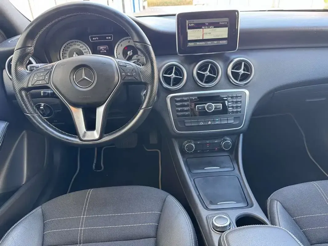 Usado Mercedes A180 Urban 109 CV (80 kW) 2014 Blanco Utilitario