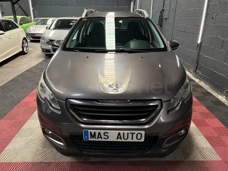 Usado Peugeot 2008 Style 100 CV (73 kW) 2017 Gris / plata SUV