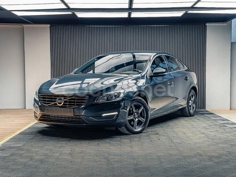 Gris / plata Usado 2017 Volvo S60 Momentum Berlina | 12.800 € (Precio justo) - Imagen 1/4