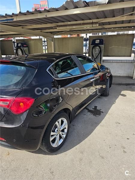 Usado Alfa Romeo Giulietta Progression 105 CV (77 kW) 2011 Negro Utilitario