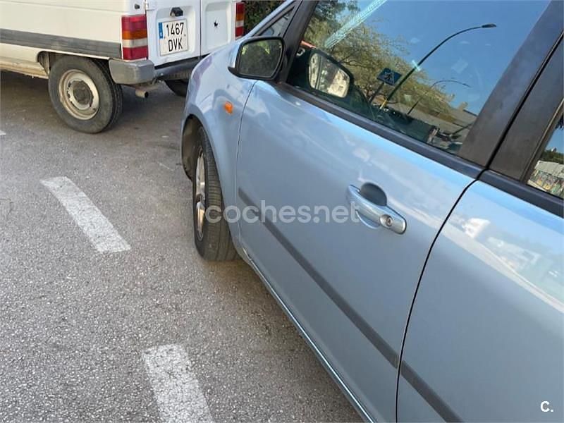 Usado Ford C-MAX Trend 109 CV (80 kW) 2005 Gris / plata Monovolumen