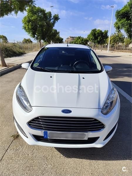 Blanco Usado 2014 Ford Fiesta Trend Utilitario | 6950 € (Precio justo) - Imagen 1/4