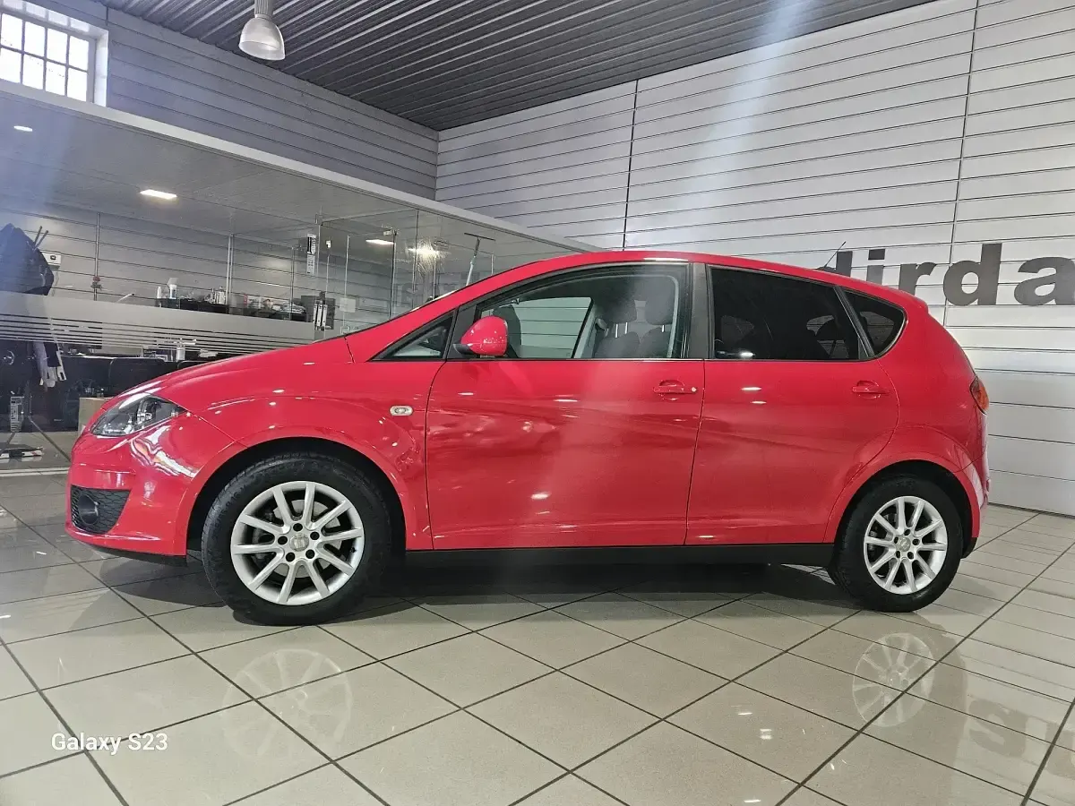 Usado Seat Altea Style 105 CV (77 kW) 2010 Rojo Monovolumen
