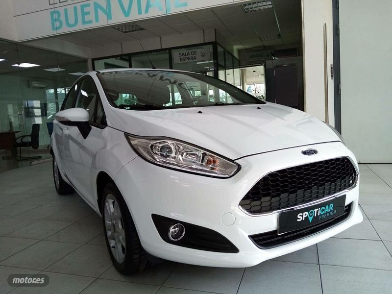Blanco Usado 2017 Ford Fiesta Trend Utilitario | 12.900 € (Caro) - Imagen 1/4