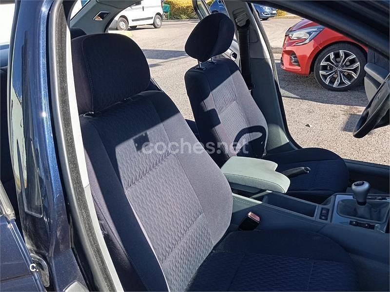 Usado BMW 323 170 CV (125 kW) 1999 Azul Berlina