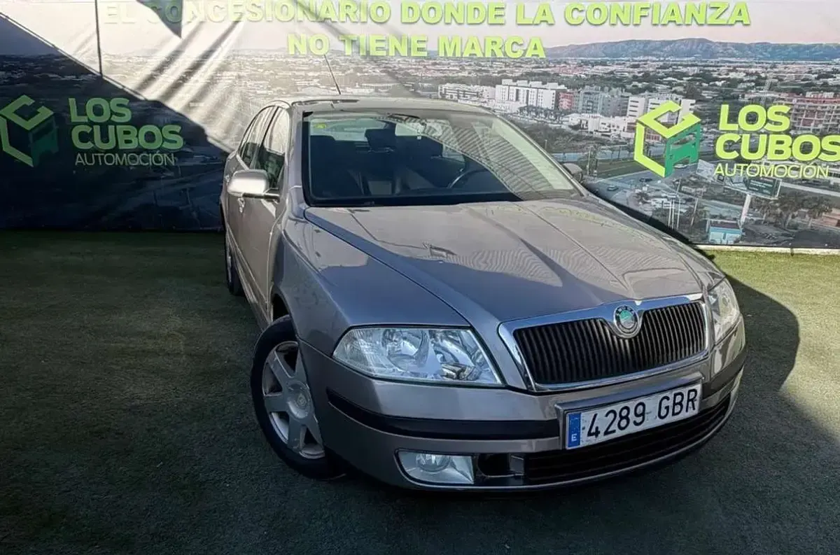 Usado Skoda Octavia 105 CV (77 kW) 2008 Marrón Familiar