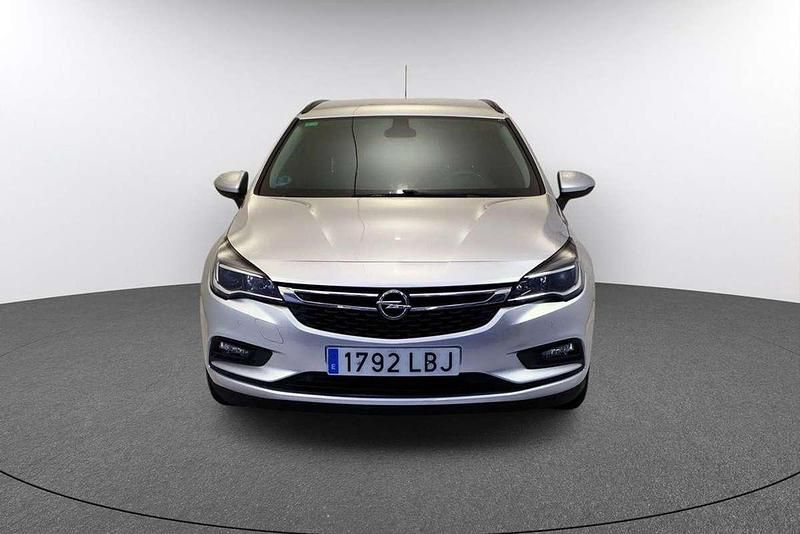 Usado Opel Astra Selective 110 HP (80 kW) 2019 Prateado Citadino