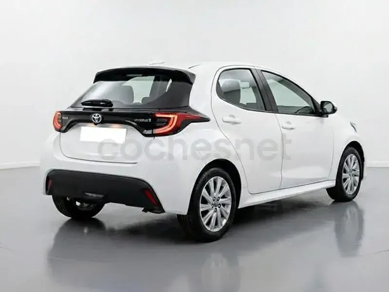 Usado Toyota Yaris Hybrid Active 116 CV (85 kW) 2022 Blanco Berlina