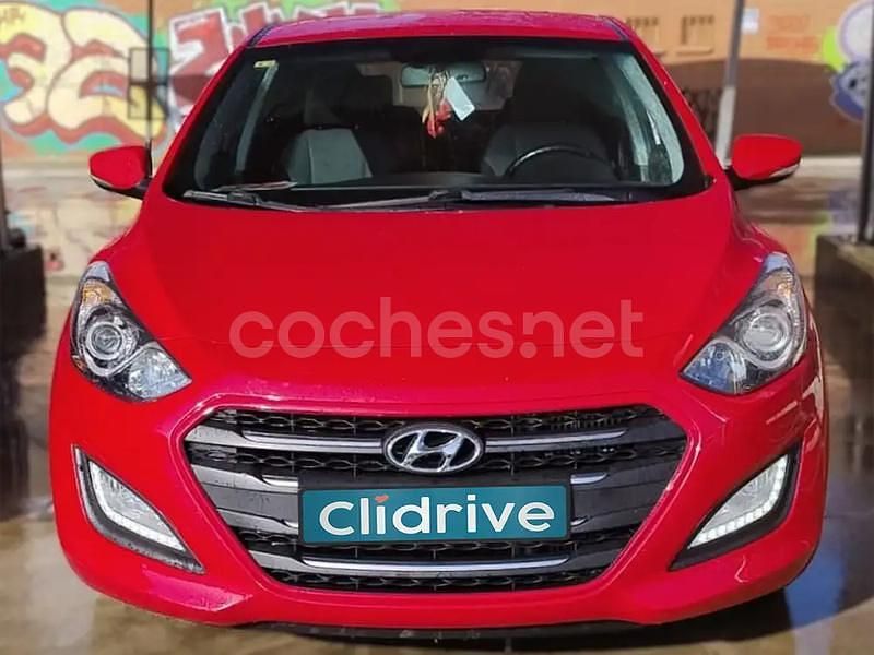 Usado Hyundai i30 110 CV (80 kW) 2015 Granate Berlina