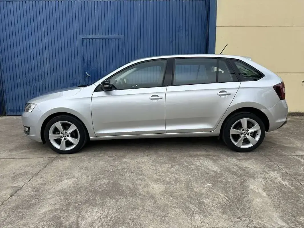 Usado Skoda Rapid Style 90 CV (66 kW) 2018 Gris Utilitario