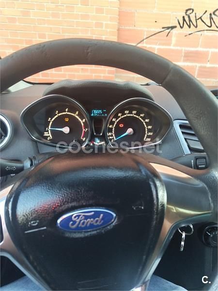 Usado Ford Fiesta Trend 100 CV (73 kW) 2014 Blanco Utilitario