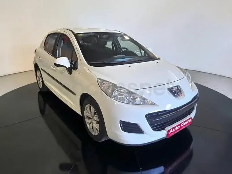 Usado Peugeot 207 70 CV (51 kW) 2011 Blanco Berlina