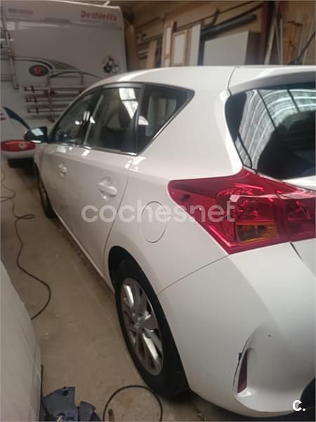 Usado Toyota Auris Advance 124 CV (91 kW) 2014 Blanco Berlina