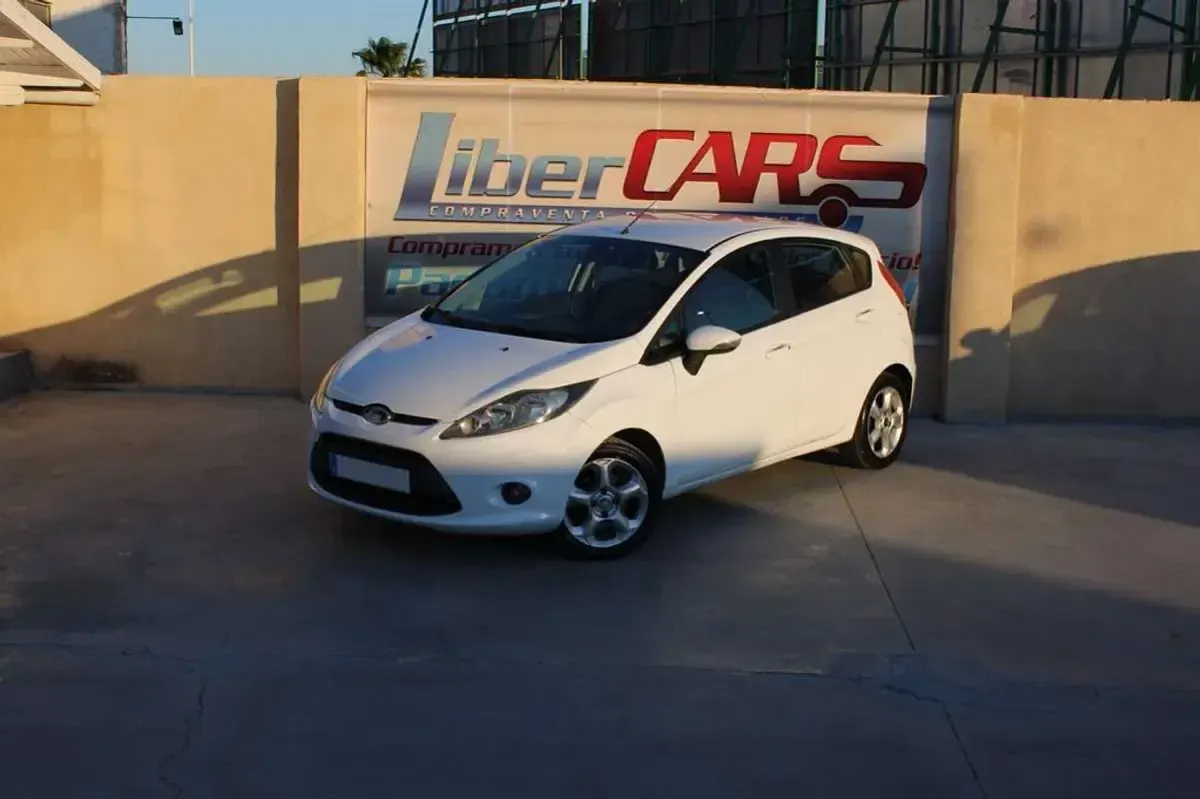 Usado Ford Fiesta Ghia 90 CV (66 kW) 2010 Blanco Utilitario