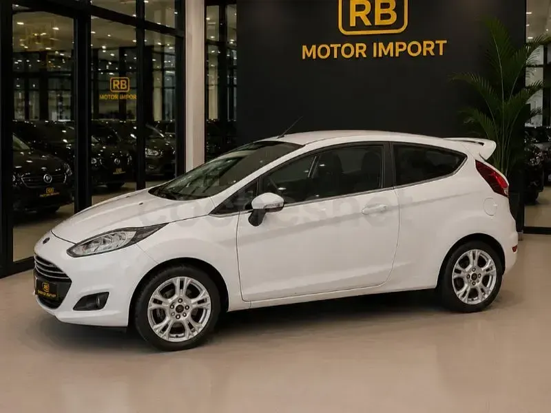 Usado Ford Fiesta 95 CV (69 kW) 2015 Blanco Utilitario