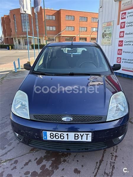 Usado Ford Fiesta Ambiente 68 CV (50 kW) 2002 Azul Utilitario