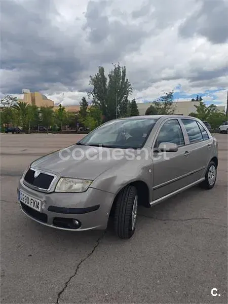Usado Skoda Fabia Style 80 CV (58 kW) 2008 Gris / plata Berlina