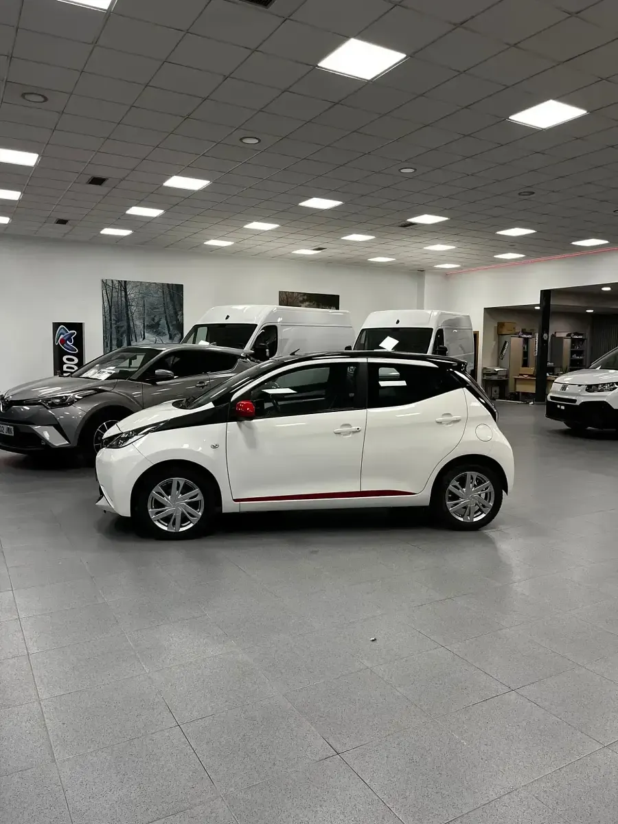 Usado Toyota Aygo X-play 69 CV (50 kW) 2018 Blanco Utilitario