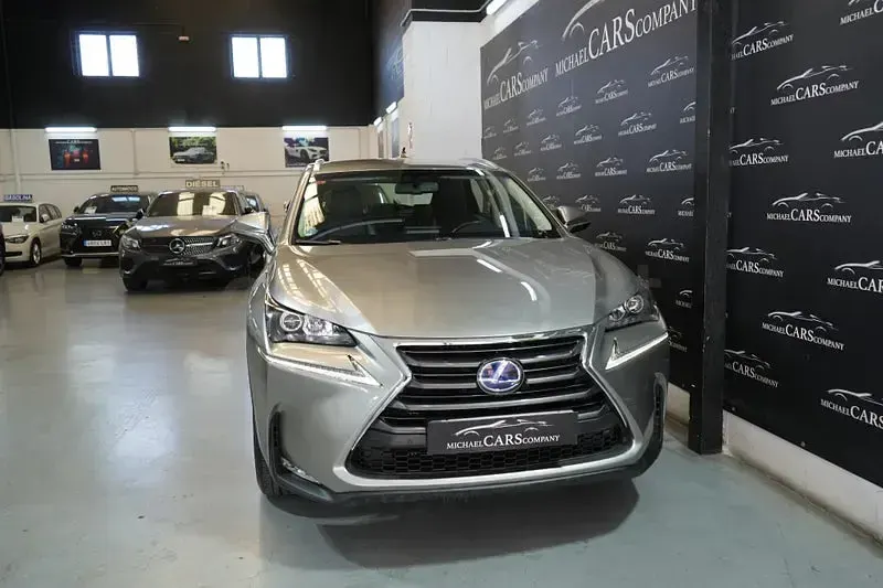 Usado Lexus NX300h Executive Line 197 CV (144 kW) 2016 Gris / plata SUV