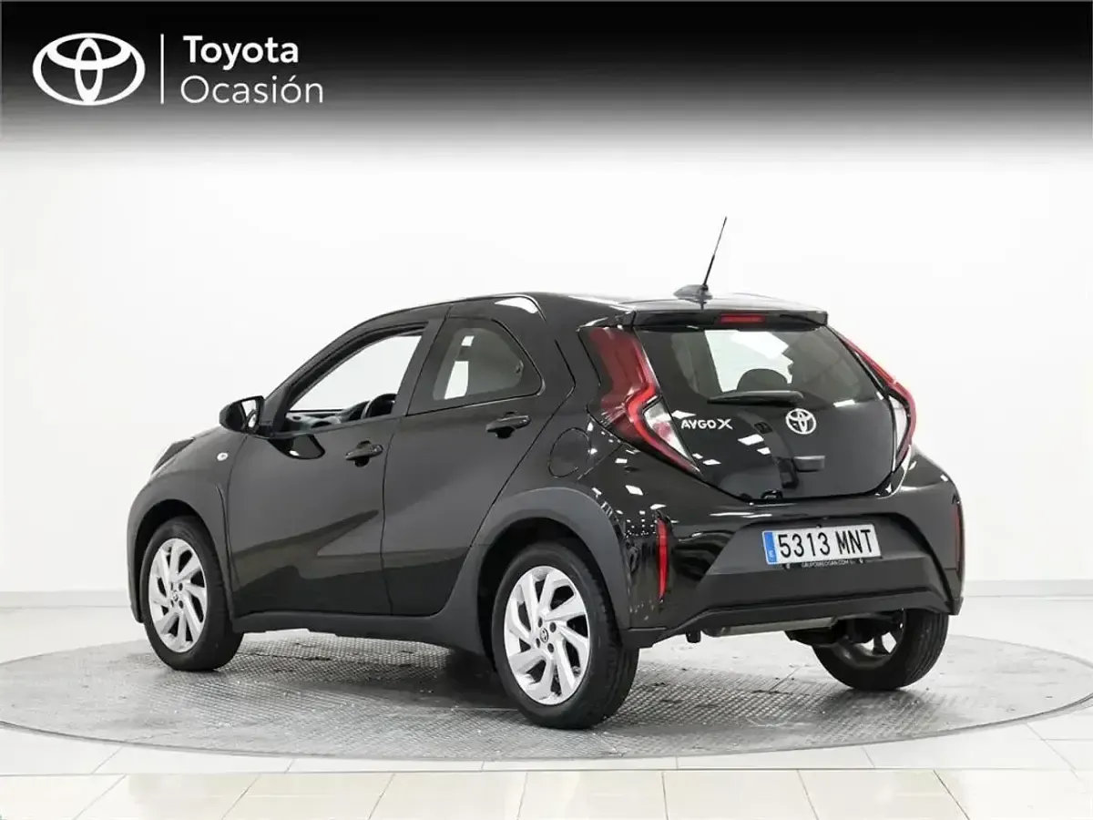 Usado Toyota Aygo Play 72 CV (52 kW) 2024 Negro