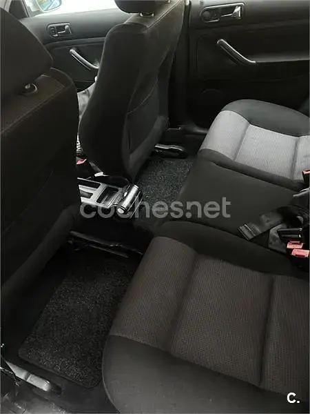 Usado VW Golf IV 110 CV (80 kW) 2001 Gris / plata Berlina