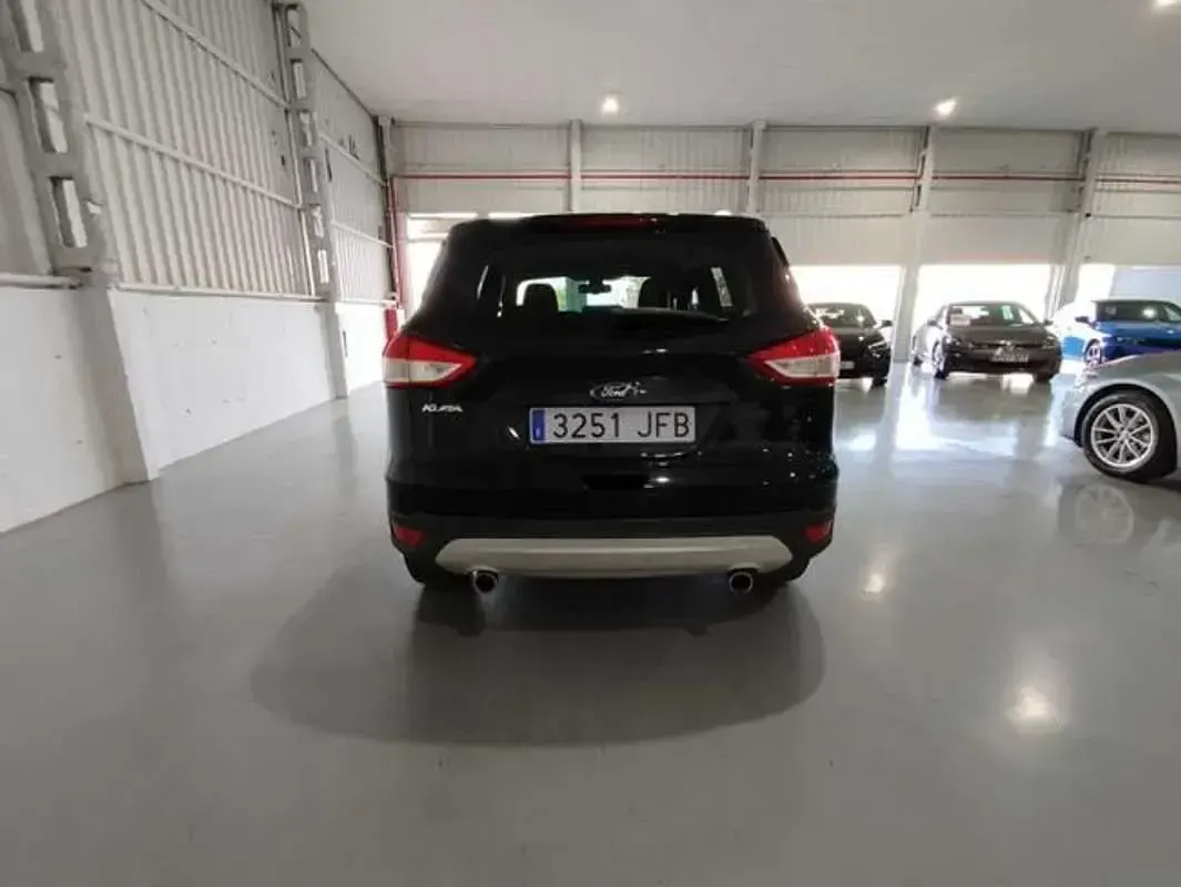 Usado Ford Kuga Trend 120 CV (88 kW) 2015 Negro SUV