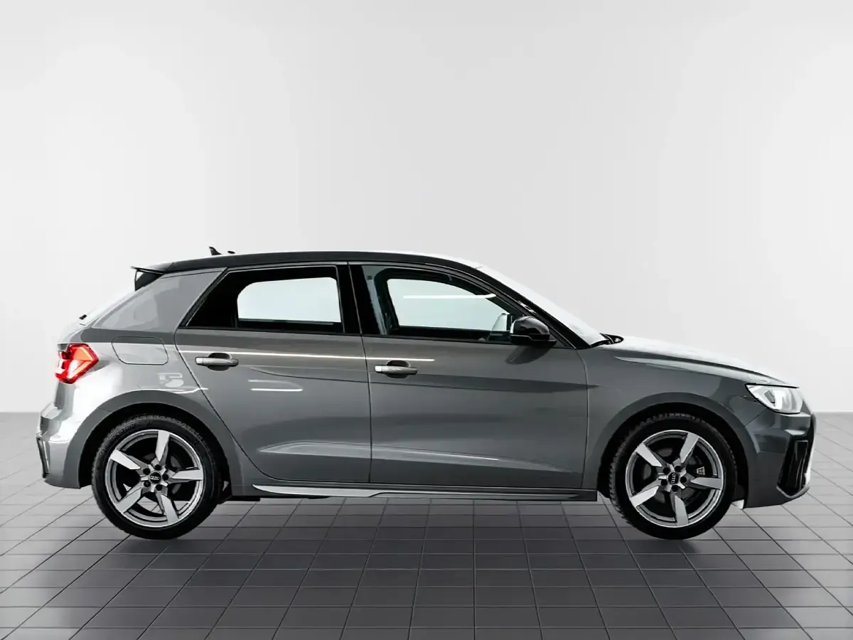 Usado Audi A1 Sportback Black Edition 150 CV (110 kW) 2023 Gris / plata Utilitario