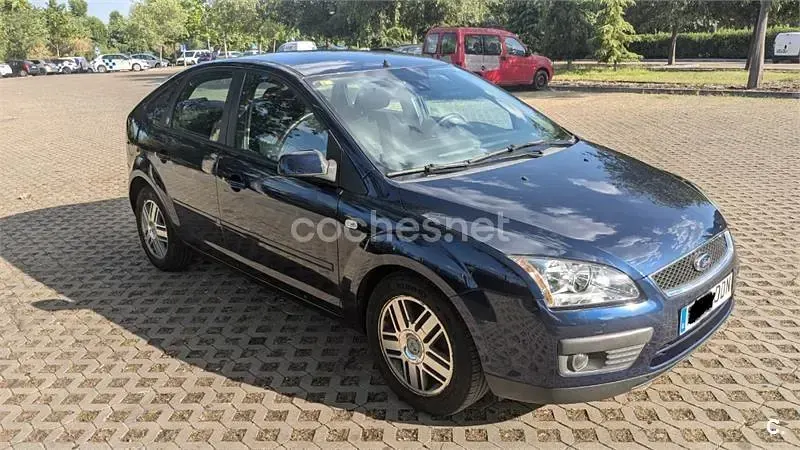 Usado Ford Focus Ghia 109 CV (80 kW) 2005 Azul Berlina