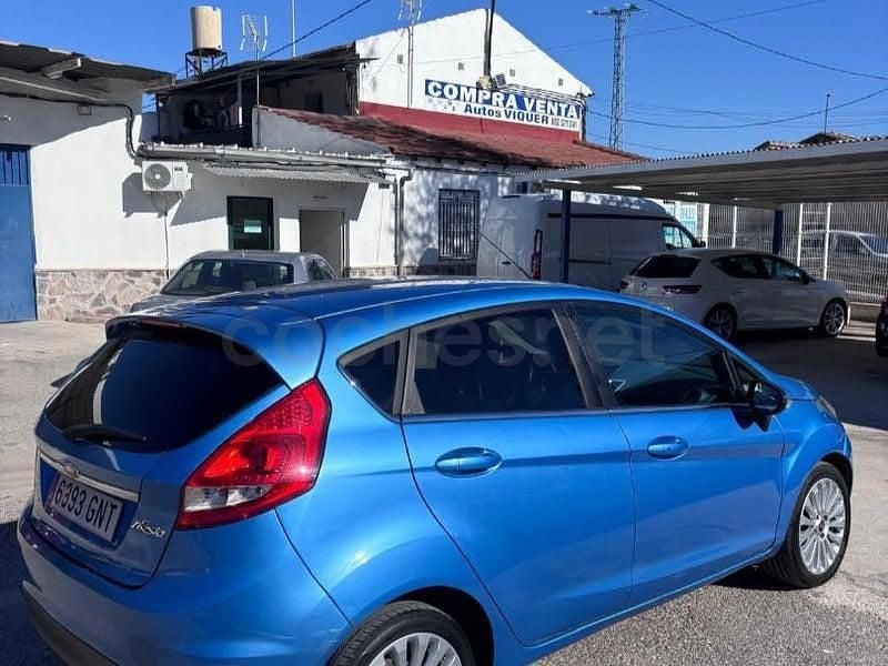 Usado Ford Fiesta Titanium 95 CV (69 kW) 2010 Azul Utilitario