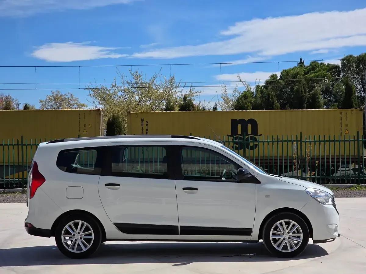 Usado Dacia Lodgy Comfort 116 CV (85 kW) 2021 Blanco Monovolumen