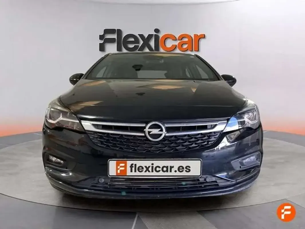 Usado Opel Astra Elegance 140 CV (102 kW) 2018 Gris Berlina