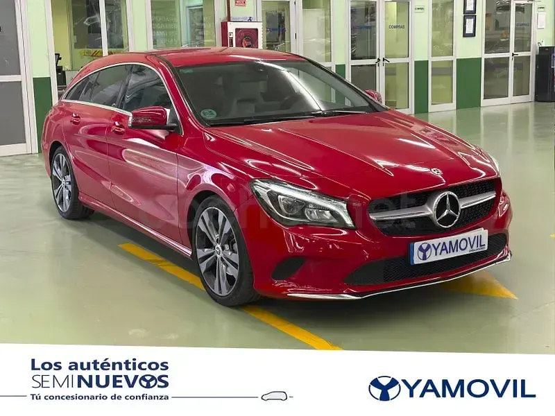 Usado Mercedes CLA180 Shooting Brake 122 CV (89 kW) 2018 Rojo Familiar