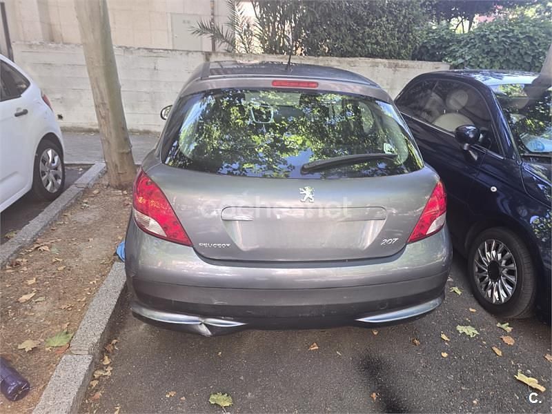 Gris / plata Usado 2011 Peugeot 207 Business-Line Berlina | 5800 € (Un poco caro) - Imagen 1/4