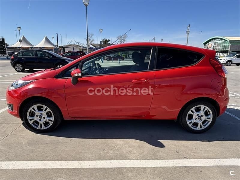 Usado Ford Fiesta Trend 100 CV (73 kW) 2013 Rojo Utilitario